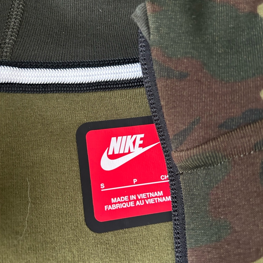 Nike tech youth camo joggers + jacket combo. Size XS (6-7) - Picture 5 of 11